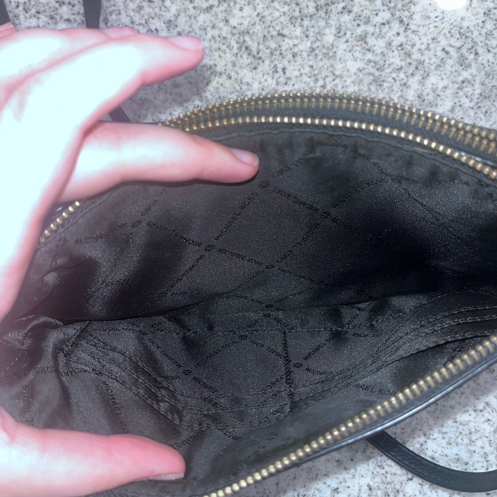 Michael Kors Double Zip crossbody bag in black pebbled leather - Picture 5 of 11